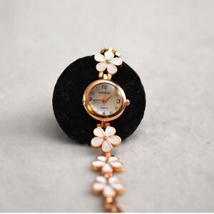 NWOT GOUGOU White Inlay Gold Tone Floral Link Band Works Great Watch